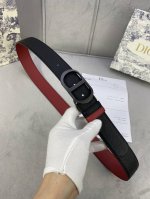 宽度3.5Cm Dior粒面触感牛皮革镂空“Cd”扣皮带，黑色手掌纹粒面小牛皮底触感柔软。