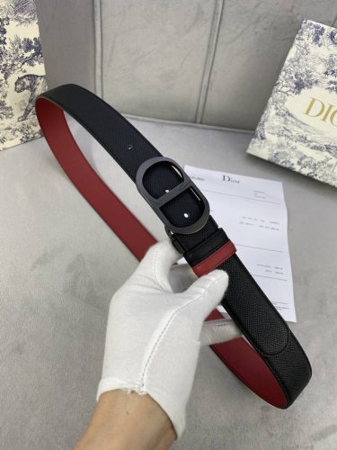 宽度3.5Cm Dior粒面触感牛皮革镂空“Cd”扣皮带，黑色手掌纹粒面小牛皮底触感柔软。
