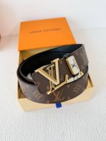 品名： Lv..路易..威登腰带皮带原单 型号：挂扣，经典纯钢材质镶钻挂扣，头层牛皮，图片实物拍摄 材料：头层牛皮，挂扣系列，纯钢材质扣头，钯镀电镀工艺永不掉色