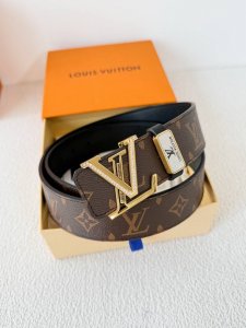 品名： Lv..路易..威登腰带皮带原单 型号：挂扣，经典纯钢材质镶钻挂扣，头层牛皮，图片实物拍摄 材料：头层牛皮，挂扣系列，纯钢材质扣头，钯镀电镀工艺永不掉色