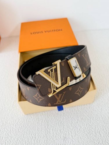 品名： Lv..路易..威登腰带皮带原单 型号：挂扣，经典纯钢材质镶钻挂扣，头层牛皮，图片实物拍摄 材料：头层牛皮，挂扣系列，纯钢材质扣头，钯镀电镀工艺永不掉色