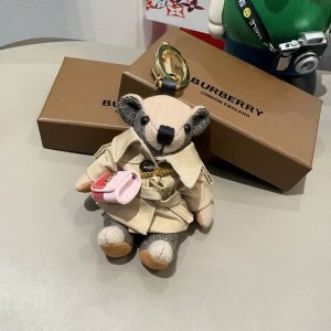 Burberry代工厂P小熊挂件，巴宝莉风衣熊斜挎Mini包包 钥匙扣包饰挂件 温柔到心里 内部填充物与专柜一致，手感真的很赞 五金扣全部采用电镀工艺，小熊站立