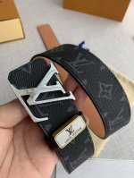 品名： Lv..路易..威登腰带皮带原单 型号：挂扣，经典纯钢材质双色挂扣，图片实物拍摄 材料：头层牛皮，挂扣系列，纯钢材质扣头，钯镀电镀工艺永不掉色。经典黑老
