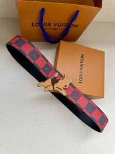 本款4.0宽 Lv Initiales 双面腰带出自 2024 春夏男装秀场，为 Damier Pop 帆布浸染潮流新色，翻转可见光滑素雅牛皮革。Lv 字母珐琅