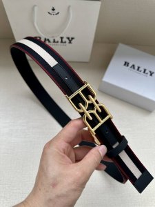 特 这款 B Buckle 腰带以合成织物制成，采用双面设计，反面并饰有 Bally Stripe 细节