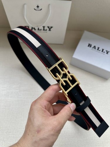 特 这款 B Buckle 腰带以合成织物制成，采用双面设计，反面并饰有 Bally Stripe 细节