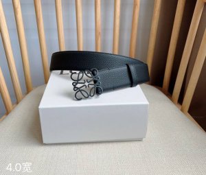 Loewe 罗意威专柜最新同款腰带 选用柔软粒面牛皮革和光滑牛皮革制成腰带 配有Loewe Anagram针扣 卓越的工艺 个性的造型 精美的材质 宽:4.0C