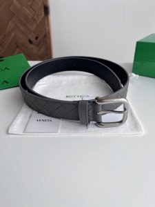 Bv 2025最新款男士编织腰带 纯手工Intreccio大格子编织 双面意大利小牛皮搭配微复古银色针扣 宽体大针搭配扁孔设计尖尾 皮带宽度35Mm 颜色: 灰