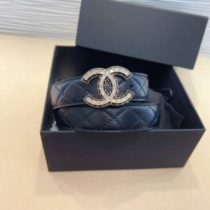香奈儿 黄铜金属 水钻黑 与 白logo搭扣 黄铜金属进口胎牛皮平纹带身 手感柔软 细腻 羊皮3.0Cm