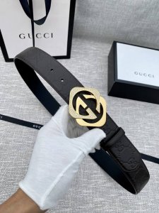 宽度4.0Cm 互扣式双G菱形施洛华镶钻精品钢扣腰带，采用热压印技术的Gucci Signature皮革精制而成，触感厚实，印花图案清晰分明。