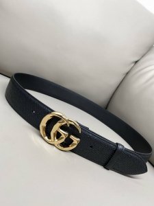 Gucci 古琦 4.0寬Marmont系列印花压纹皮革腰带 Guccio Gucci字母交织图案巧妙融入纹理和材质变化，以印花压纹形式点缀在这款腰带的黑色皮革