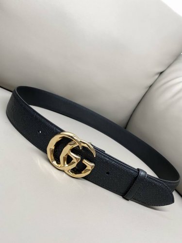 Gucci 古琦 4.0寬Marmont系列印花压纹皮革腰带 Guccio Gucci字母交织图案巧妙融入纹理和材质变化，以印花压纹形式点缀在这款腰带的黑色皮革