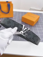 特 寬度：40Mm Lv Pyrmide Truck L Oeii雙面腰帶 驢家 海外原單代特供 面為進口小牛皮壓飾有標誌性品牌圖案效果工藝 原廠配色柔軟小牛皮