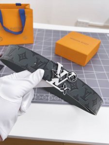 特 寬度：40Mm Lv Pyrmide Truck L Oeii雙面腰帶 驢家 海外原單代特供 面為進口小牛皮壓飾有標誌性品牌圖案效果工藝 原廠配色柔軟小牛皮