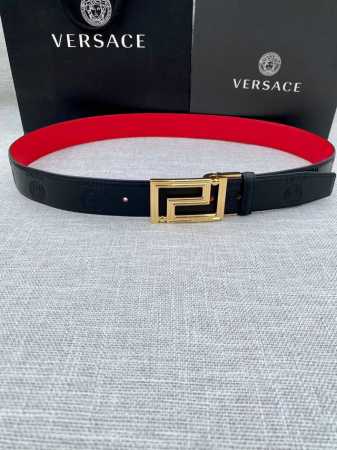 宽度3.5Cm Versace此款平纹小牛皮腰带饰有一枚几何形状的希腊回纹搭扣，可搭配正装或休闲装。 - 点击图像关闭
