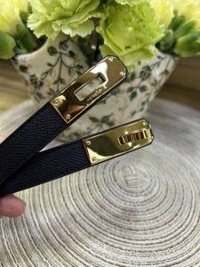 特 高货版本H家爆款Kelly凯莉腰带 2.0Cmepsom小牛皮腰带，搭配镀钯Kelly皮带扣。借助巧妙的连接设计，可以将腰带系于腰间或髋部。
