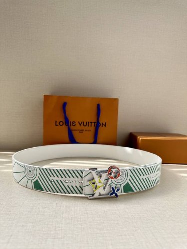 特 本款4.0宽 Lv Imprint 双面腰带令休闲造型展露新季街头风范。皮革腰带压印 Vuitton 字样，延续运动鞋外底的灵感启发。Lv 字母搭扣拥有缤纷