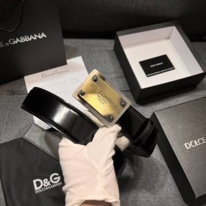 Dg。宽4.0Cm 新款 简约百搭皮革腰带 Dolce&Gabbana Milano 标牌装饰别具一格。 鞍皮腰带，搭配钯色电镀金属 Dolce&Gabbana