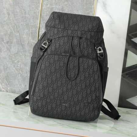 这款 Dior 8 双肩背包是二零二四夏季男装系列新品，搭配翻盖设计，致敬美妙的户外和 Dior 的时尚风范。采用米色和黑色 Oblique 印花面料精心制作。 - 点击图像关闭