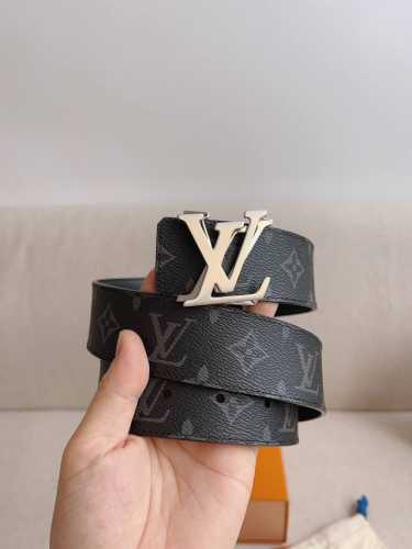 高端品質，實物拍攝 批￥ 配全套禮盒 ： Lv路易威登 原版品質 代工廠貨品 40Mm寬度 正品一體鑄造五金鋼扣，原廠皮料 雙面原廠定制面料，可雙面使用！區別市