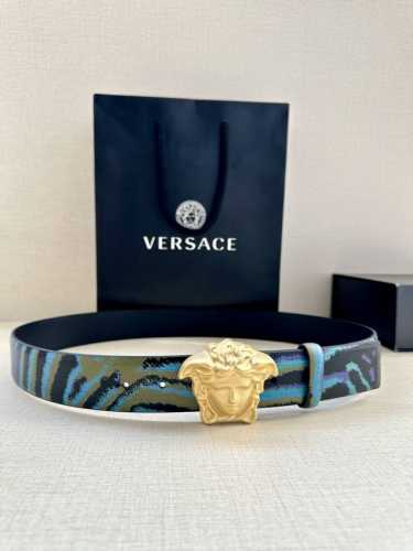 宽度3.8Cm Versace 皮带，配有立体La Medusa双面搭扣，一面饰有Barroco印花。 La Medusa搭扣 腰带环 底面料：100%牛皮