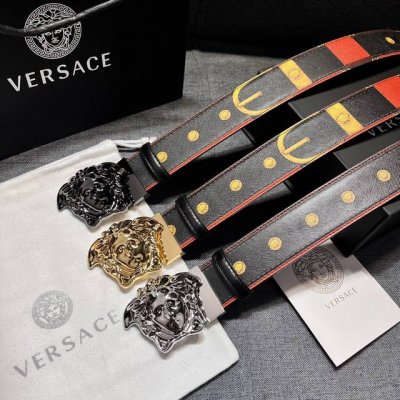 特 P190 范思哲 宽4.0㎝ 新款 双面腰带采用优质Saffiano皮革制作，并饰有Bondage印花，散发品牌深厚的传统底蕴。腰带配有一枚3D美杜莎腰带扣