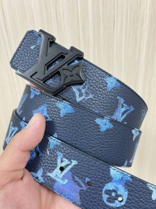 本款 双面腰带以水彩效果捕捉画家的创意瞬间，将 Monogram 图案浮现于晕染底色，翻转即现素净一面。哑光 搭扣再添品牌格调。Monogram 帆布，小牛皮，