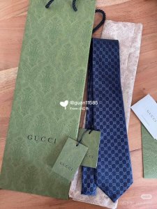 古奇 男士领带系列 双G提花领带 Gg暗纹，稀有采用经典小G Logo提花展现精湛手工与时尚优雅的理想选择，这款领带将标志性完美的结合，以时尚搭配手法演绎的更显