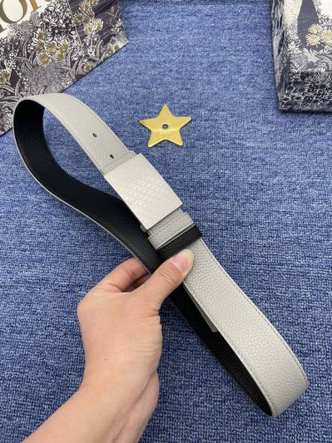 迪奥 3. 5Cm 特 这款 30 Montaigne Avenue 腰带从同名手袋汲取灵感，采用黑色光滑 牛皮革精心制作，质感柔软，设计优雅，饰以富有光泽的新