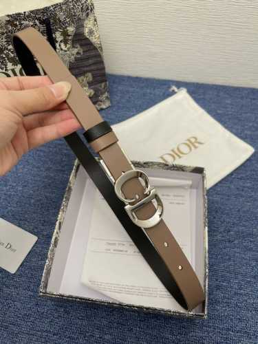 迪奥550 2.0Cm。 这款 Montaigne Avenue 腰带从同名手袋汲取灵感，采用黑色光滑 牛皮革精心制作，质感柔软，设计优雅，饰以富有光泽的新款金