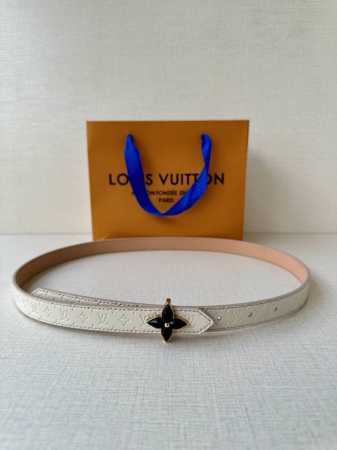 2.0宽Lv Mini Flowergram 双面腰带取材 Monogram 帆布和缝线皮革，以尖瓣 Monogram 花卉搭扣映衬榄尖形腰带末端，为纤细设计注 - 点击图像关闭