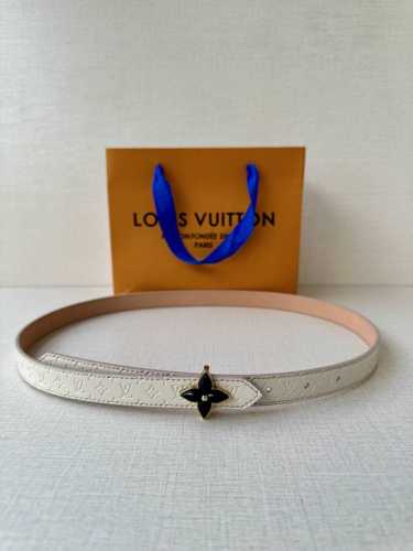 2.0宽Lv Mini Flowergram 双面腰带取材 Monogram 帆布和缝线皮革，以尖瓣 Monogram 花卉搭扣映衬榄尖形腰带末端，为纤细设计注