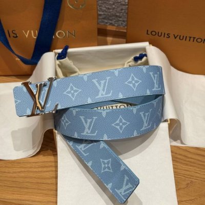 -驴家男款双面腰带 这款双面腰带巧妙拼接Monogram帆布和柔滑牛皮革，以品牌字母金属搭扣彰显标志性格调，再度见证品牌精湛匠艺，摩登设计可轻松融入休闲或正装造