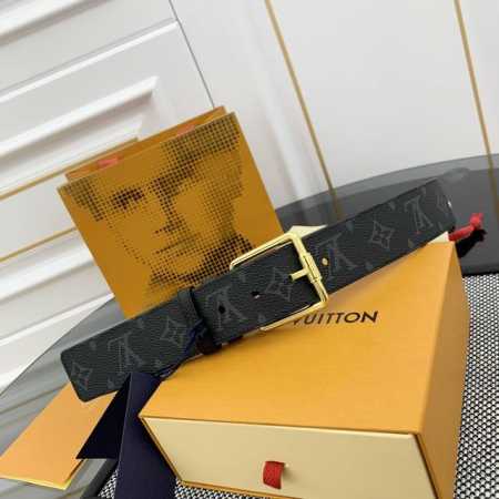宽度 4.0Cm Citizen 双面腰带以 Monogram Eclipse 帆布和 Taurillon 皮革成就两式风尚，再以耀目针式搭扣和钩扣开合烘托俊朗 - 点击图像关闭