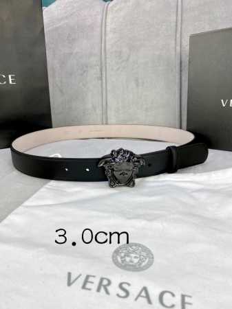 特 P180 宽度：3.0Cm 范思哲 此腰带饰有标志性的Versace美杜莎头像扣，彰显品牌格调。是一款精美的衣橱必备单品。秀场同款！ - 点击图像关闭