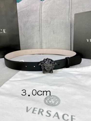 特 P180 宽度：3.0Cm 范思哲 此腰带饰有标志性的Versace美杜莎头像扣，彰显品牌格调。是一款精美的衣橱必备单品。秀场同款！