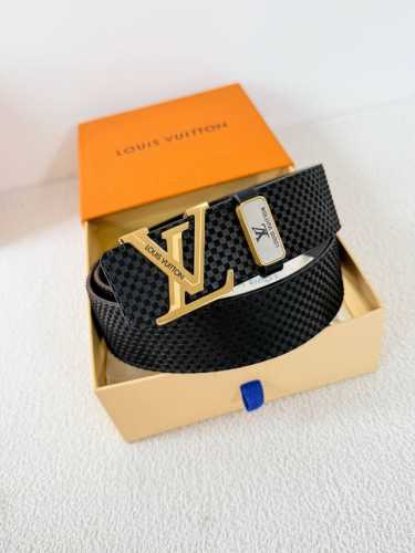 品名： Lv..路易..威登腰带皮带原单 型号：挂扣，经典纯钢材质挂扣，头层牛皮，图片实物拍摄 材料：头层牛皮，挂扣系列，纯钢材质扣头，钯镀电镀工艺永不掉色。原