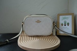 Coach 蔻驰新款City Tote学院风相机包 5月新品C Y752 Citya Tote出了了两款学院风大Logo的很适春夏的颜色～～非常耐斯。尺寸18