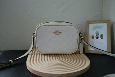 Coach 蔻驰新款City Tote学院风相机包 5月新品C Y752 Citya Tote出了了两款学院风大Logo的很适春夏的颜色～～非常耐斯。尺寸18