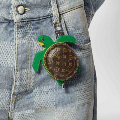 官网新品M01471Louis Vuitton 路易威登海龟乌龟包钥匙扣挂件 Lv蓝牙耳机包 Turtle Pouch 钥匙扣 Lv Turtle Pouch