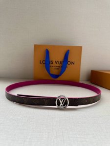 女款 2.0宽 本款 Lv Iconic 双面腰带新款 搭配标志性 Iconic 搭扣，无论展现 Monogram Reverse 帆布或素雅牛皮革，均可为挚爱