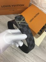 配送专柜全套礼盒包装。 Lv：此款腰带采用双面设计，一侧为风格休闲的Damier，另一侧为头层小牛皮底，搭配原单刚扣，原产皮料定制，专柜宽度4:0