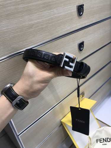 特 配送专柜包装 打孔针 宽20 Mm，原单进口双面头层牛皮，搭配原单钌钯电镀F扣，手感.油边近乎完美，原产皮料定制，质感无可挑剔，出众的细节，高清实拍，货真价
