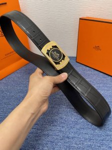 品牌爱马仕 550 描述采用高级真皮精制而成，触感厚实，饰以商标带扣。腰带为意大利尺寸，请在购买前参阅腰带尺寸指南. 铜扣金属配件 黑色皮革，采用环保工艺制作而