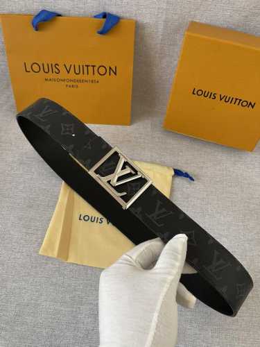 特 男装艺术总监 Virgil Abloh 为自己设计的 Lv Pyramide 搭扣增添简明框架，令 Lv Pyramide Frame 4.0宽腰带成为品牌