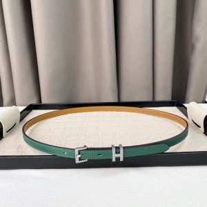 特P180 。 Epsom小牛皮腰带，搭配镀钯皮带扣。精致打磨钻石闪耀效果。15Mm（柏青色）