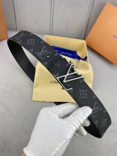 特 此款Initiales 4.0宽双面腰带以平纹小牛皮搭配品牌标志性的Damier Cobalt帆布，丰富时尚造型选择。平纹小牛皮面适合商务造型，反面的Dam