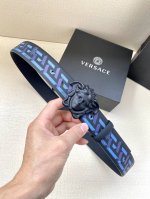 特 宽度4.0Cm Versace 范思哲 此款Palazzo腰带采用牛皮革面料制作，并饰有Le Pop Classique图案印花和标志性的美杜莎五金配件。