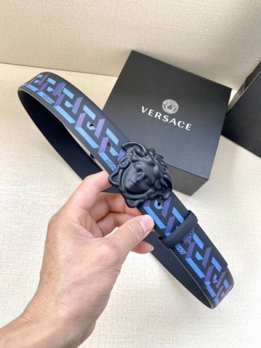 特 宽度4.0Cm Versace 范思哲 此款Palazzo腰带采用牛皮革面料制作，并饰有Le Pop Classique图案印花和标志性的美杜莎五金配件。