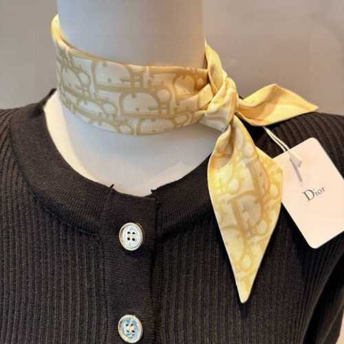 新款这款 迪奥Montaigne Mitzah 发带丝巾从标志性的 Dior 精品店地址汲取灵感，老花字母配条纹的款式经典，造型修长，两端尖角设计，背面饰以“C